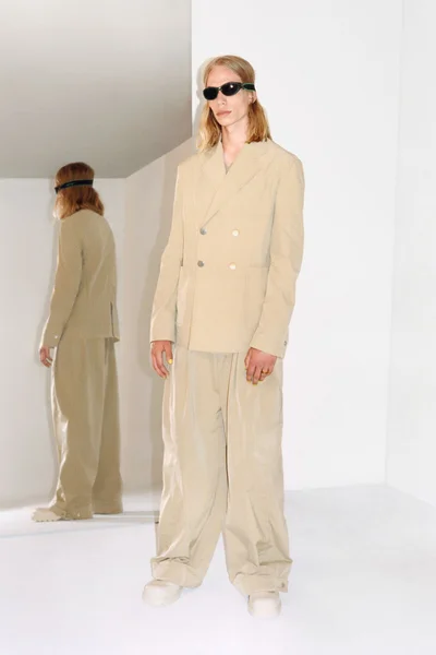 Look 18